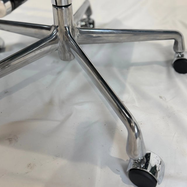 Herman Miller Eames Aluminum Group Soft Pad Management Chairs – Pair in Green Leather For Sale - Image 10 of 11