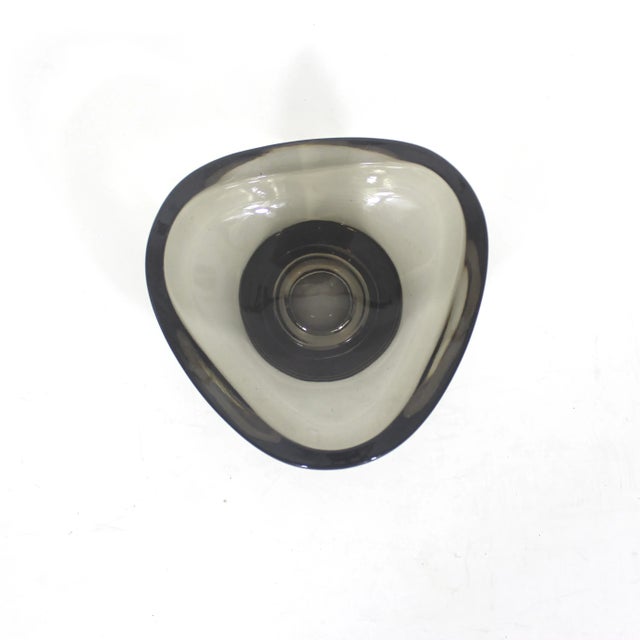 Mid-Century Modern Smoke Grey Curved Triangular Mid-Century Modern Dish Ząbkowice Glass Bowl Jan Sylwester Drost Design For Sale - Image 3 of 7