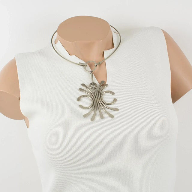 This is part of Chairish’s Costume Jewelry assortment. Lovely Mid Century Modern Space Age collar necklace with extra-...