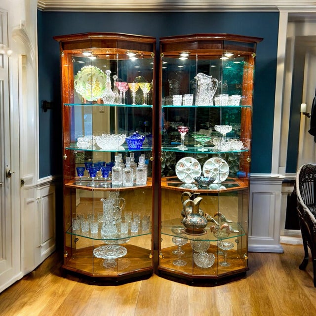Henredon Set of 2 Cherry Wood Vitrine Illuminated Display Cabinets Book Matched Pair For Sale - Image 9 of 18