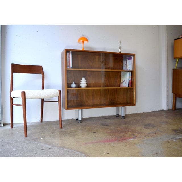 Display Bookcase in Walnut, 1960s For Sale - Image 6 of 7