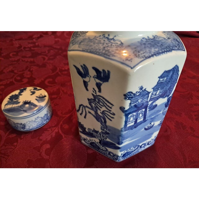 White 1970s Mid-Century Modern Hexagon Blue Willow Ginger Lidded Jar For Sale - Image 8 of 18