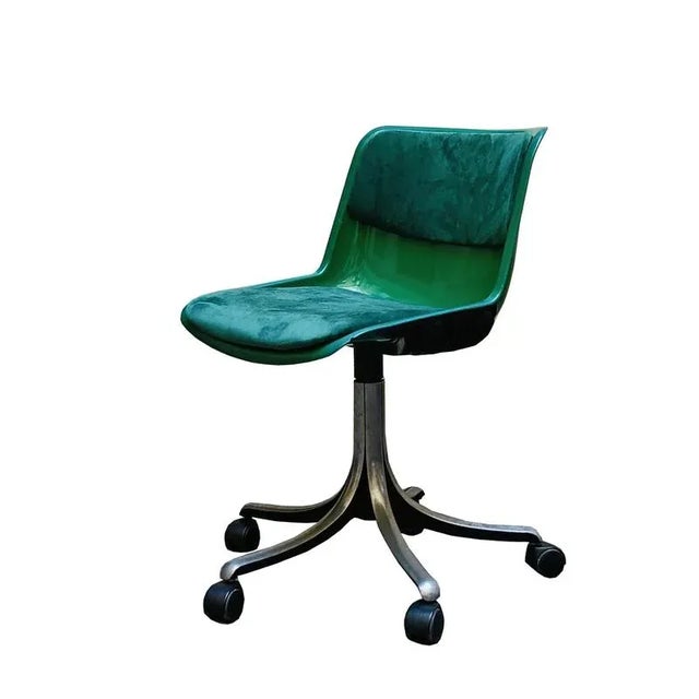 Designed by Osvaldo Borsani for Tecno in the 1970s, this swivel office chair consists of a green plastic shell covered in...