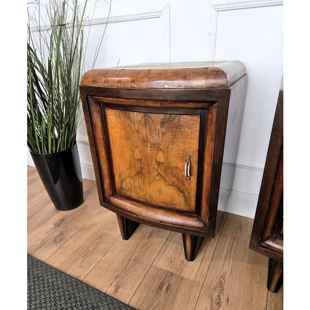 Brown Italian Art Deco Style Bedside Tables in Burl Walnut, 1940s, Set of 2 For Sale - Image 8 of 12