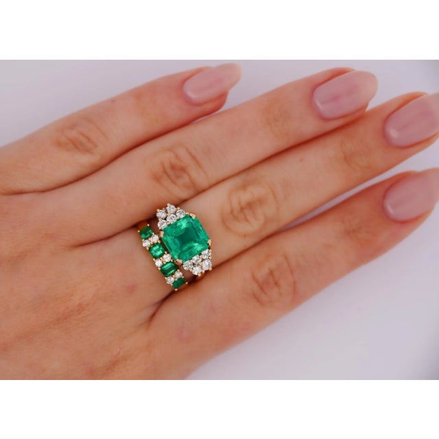 1 Carat Tw Square Natural Emerald and Diamond 5-Stone Band Ring in 14k Gold Size 6.5 For Sale In Miami - Image 6 of 9