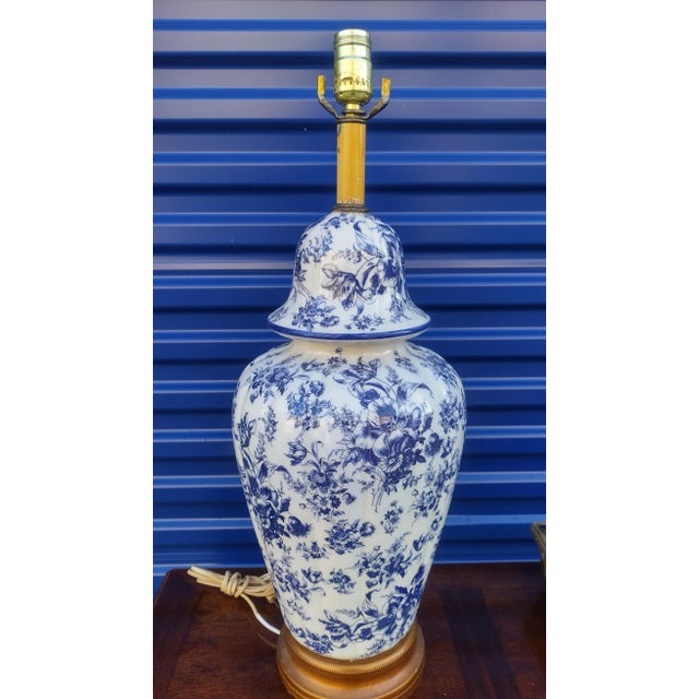 Vintage Chinoiserie Blue White Floral Ginger Jar Ceramic Table Lamp For Sale In West Palm - Image 6 of 6