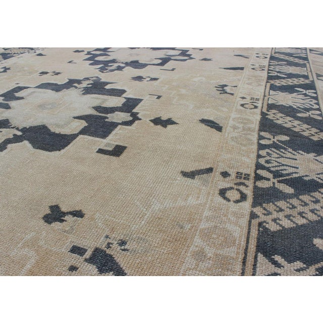 Mid 20th Century Vintage Hand Knotted Turkish Oushak With Medallion Design in Cream and Blue 6'8'' X 10'1'' For Sale - Image 5 of 6