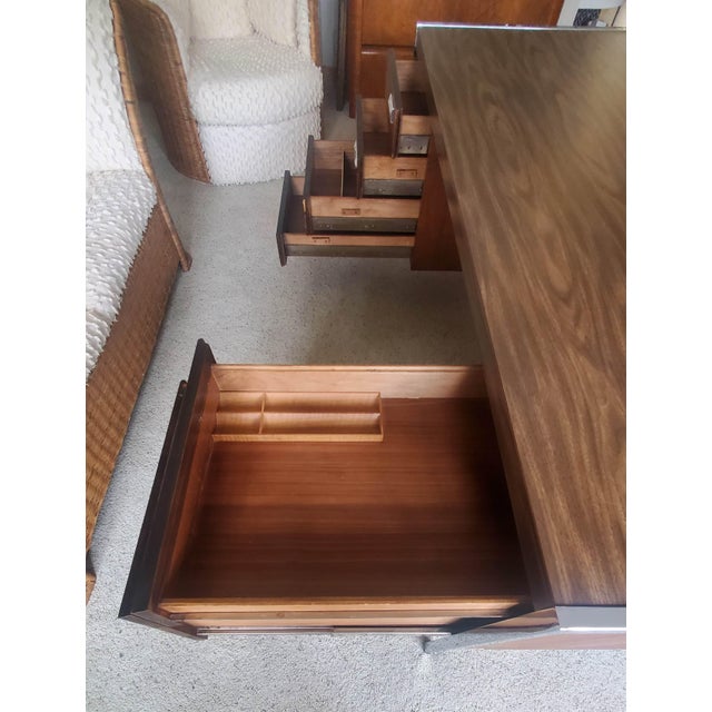 Mid-Century Modern Executive Desk Credenza Set Ge Series 900 Myrtle Desk Co 1960s, 2 Pieces For Sale In Philadelphia - Image 6 of 17