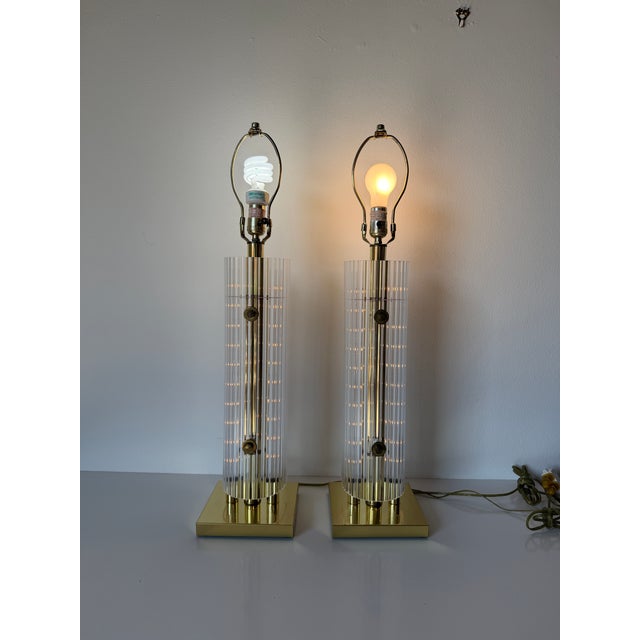 Mid-Century Modern 1980s Vintage Sciolari Style Brass & Clear Ribbed Lucite Table Lamps – Pair For Sale - Image 3 of 12
