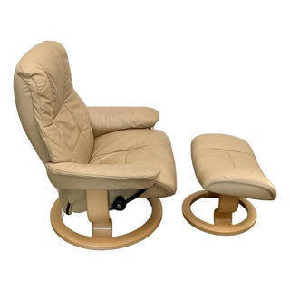 1970s Attributed to Ekornes Stressless Adjustable Sandstone Leather Recliner Ottoman Norway Medium For Sale