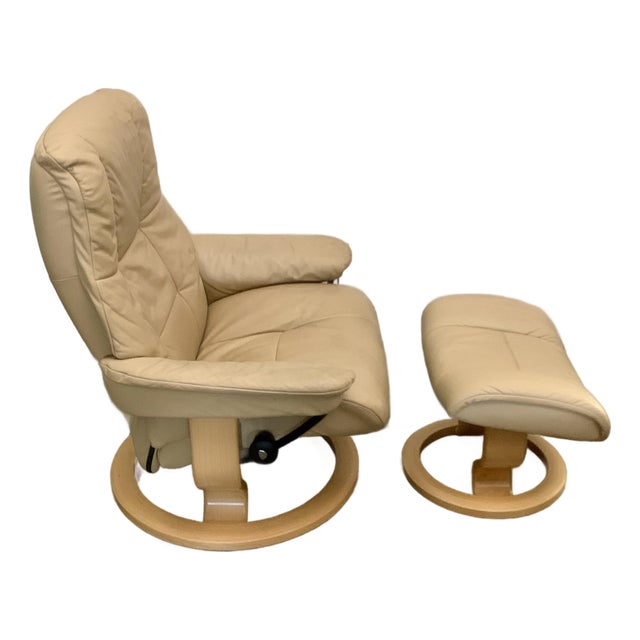1970s Attributed to Ekornes Stressless Adjustable Sandstone Leather Recliner Ottoman Norway Medium For Sale