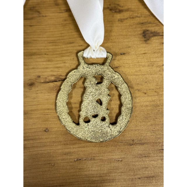 This vintage English horse brass ornament is a timeless example of traditional craftsmanship. The beautifully cast brass...