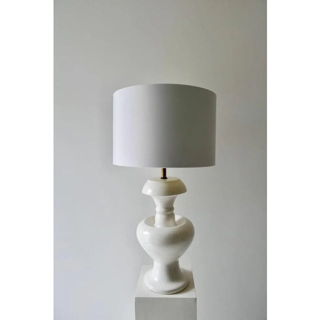 Sinuous shape, elegantly simple this table lamps is perfect in a living room or bedroom White ceramic and new lampshade...