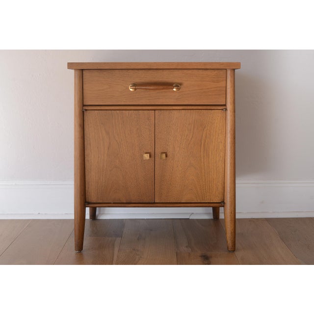 Vintage high-quality MCM Henredon bedside table/nightstand with sculpted wood pull and brass accents. Drawer on the top...