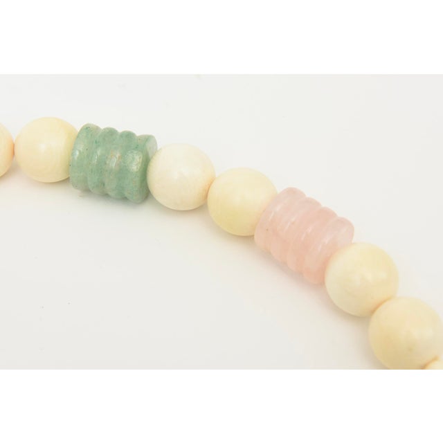 Vintage 1960's Jade, Coral, Pink Quartz, Amethyst, Malachite, Jade, and Hematite Collar Necklace. For Sale In Miami - Image 6 of 10