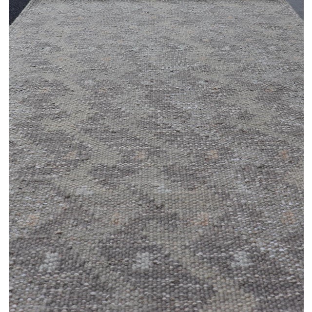 Mid-Century Modern Geometric Modern Scandinavian Flat-Weave Design Rug in Gray and Light Gray Tones 3'2 X 4'10 For Sale - Image 3 of 9