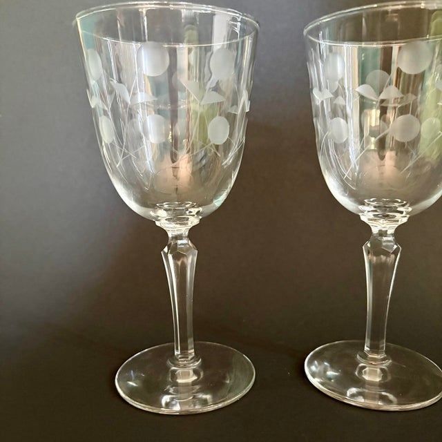 Libbey Glass Co. Vintage Libbey “Carlton (Dots)” Water Goblets – Set of 2 Tall Glasses – 7” – Mid Century Barware For Sale - Image 4 of 7