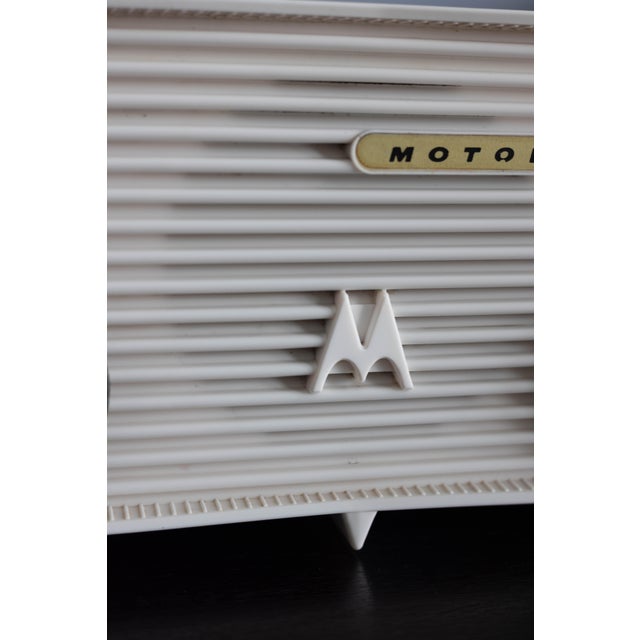 Mid-Century Modern 1957 Motorola Jetsons Tube Radio - White For Sale - Image 11 of 17