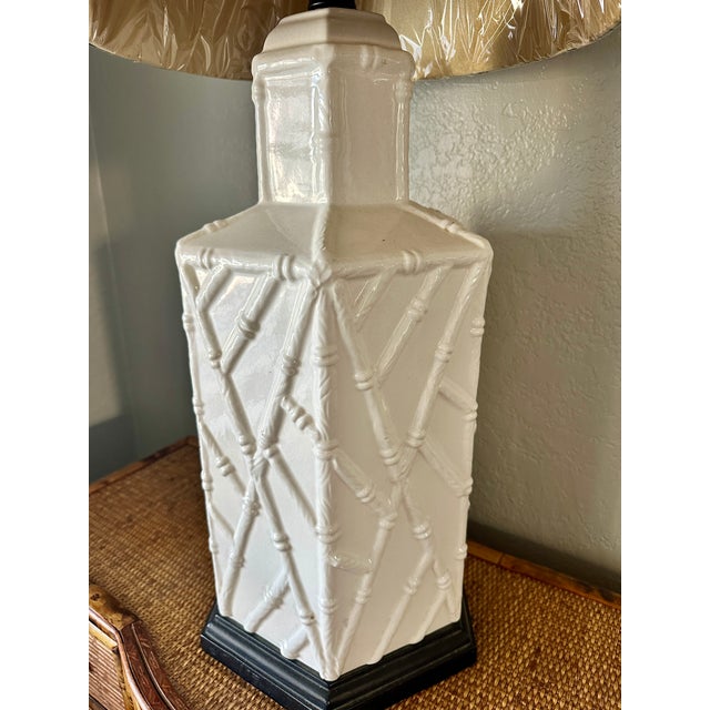 Vintage Hollywood Regency White Ceramic Hexagonal Bamboo Relief Table Lamp For Sale - Image 4 of 11
