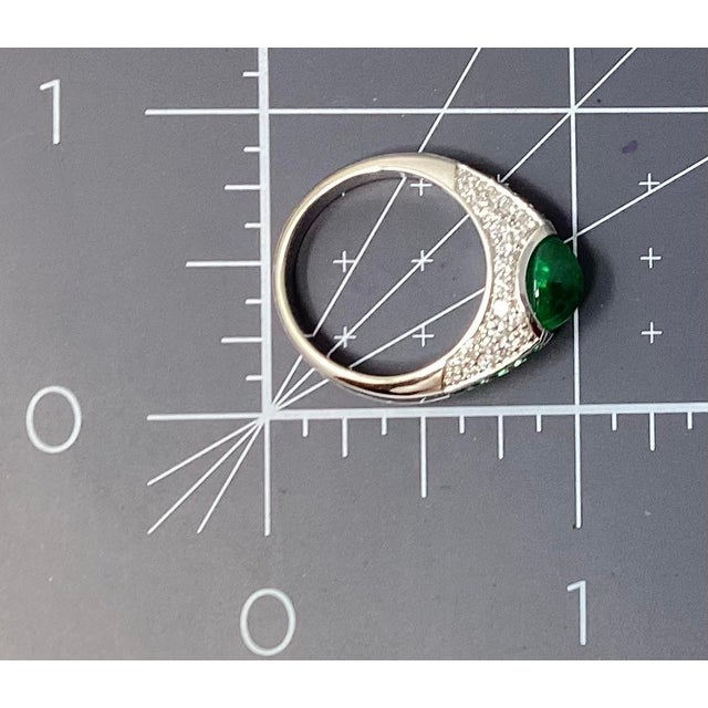 Contemporary Late 20th Century 18k White Gold and 1.5ct Oval Cabochon Cut Emerald Ring Size 6.5 For Sale - Image 3 of 4