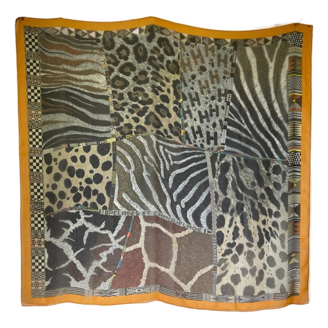 Hermès Pelages Et Camouflage Mousseline De Soie Foulard En Soie 140cm-55 Pouces Honoré For Sale