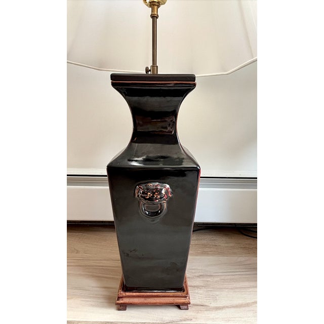 Vintage Asian Chinoiserie Black Glazed Ceramic Foo Dog Table Lamps Large Matching Pair For Sale - Image 4 of 11