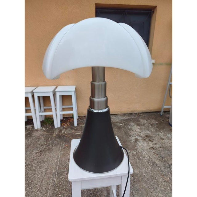 White Large Pipistrello Lamp with Black Base by Gae Aulenti for Martinelli Luce, 1970 For Sale - Image 8 of 8