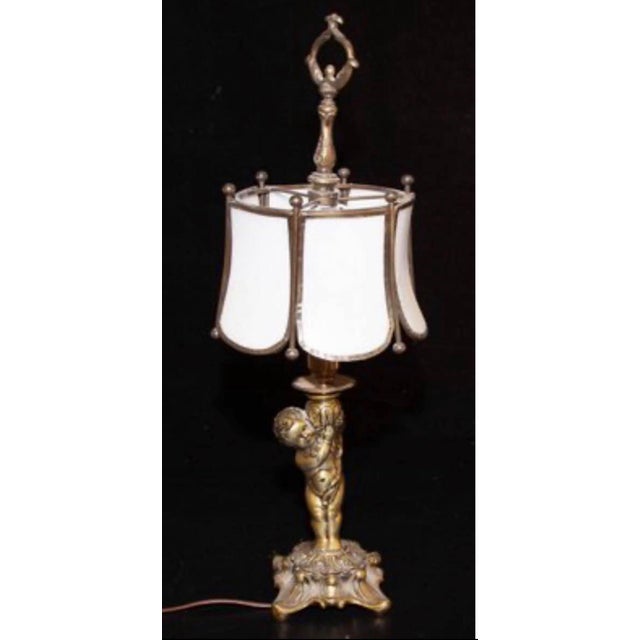 L & W Lamps Vintage Hollywood Regency Brass Cherub Lamp W/ Slag Glass Shade – 1970s Loevsky & Lovesky For Sale - Image 4 of 4