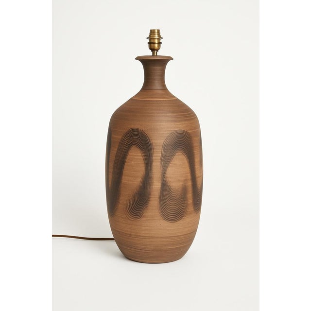 This impressive ceramic lamp base, handcrafted and signed by British potter David White, dates from the 1960s. Standing at...