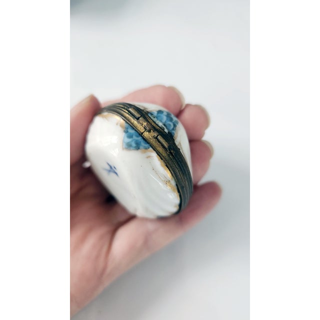 Victorian Antique French Limoges Hand-Painted Shell Trinket Box With Gilt Mount, Circa 1900 For Sale - Image 3 of 16