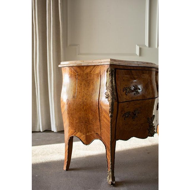 Mid 19th Century French Louis XV Style Burr Walnut Marble Top Bombe Commode For Sale - Image 14 of 18
