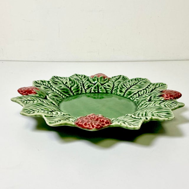 1990s 1990s Vintage Hollywood Regency Portuguese Mediterranean Bordallo Pinheiro Majolica Strawberry Plate For Sale - Image 5 of 9