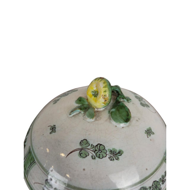 Covered Majolica Tureen with Fruit Finial, Cerreto / Naples, 1780 For Sale - Image 4 of 11