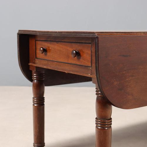 Side Table in Mahogany For Sale - Image 4 of 11