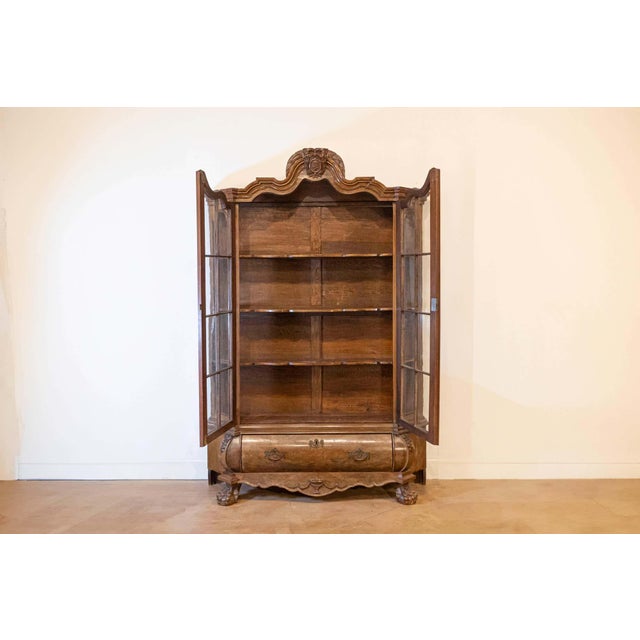 Dutch Rococo Revival 1890s Bombé Vitrine Display Cabinet with Carved Medallion For Sale - Image 4 of 11