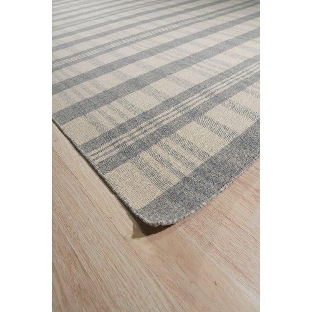 Contemporary 8x10 Handcrafted Vibrant Gray Geometric Modern Flatweave Wool Carpet Rug For Sale - Image 3 of 9