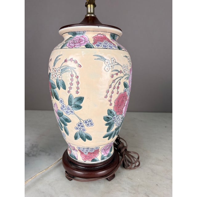 1980s Chinoiserie Style Famille Rose Table Lamp Ceramic and Wood For Sale In New York - Image 6 of 6