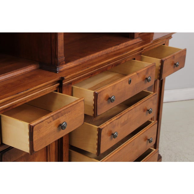 Nichols & Stone Williamsburg Maple Bookcase Display Cabinet For Sale In Philadelphia - Image 6 of 18
