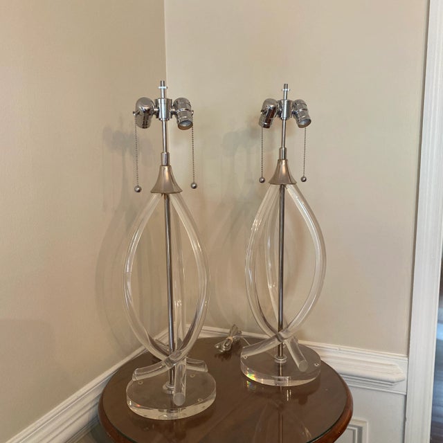 Dorothy Thorpe Mid-Century Lucite & Chrome Table Lamps - A Pair For Sale - Image 4 of 5