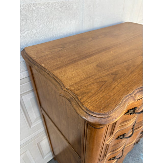 French Provincial Dresser Chest | Louis XV Style Serpentine Dresser | Vintage Wooden Tallboy Chest | Traditional Bedroom Storage Furniture For Sale In New York - Image 6 of 11