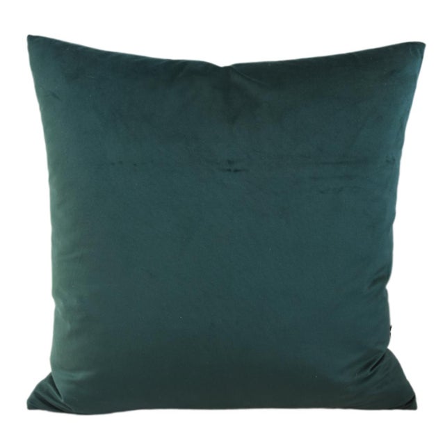 Custom-tailored pillow in a solid emerald green-colored velvet. Same fabric on the back. Zipper closure. Knife-edge...