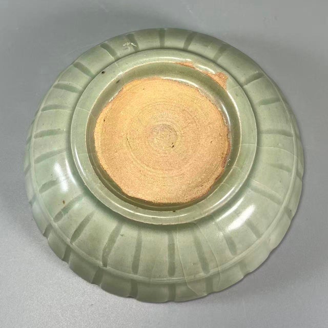 Longquan Celadon Lobed‑Form Shallow Bowl For Sale - Image 4 of 4