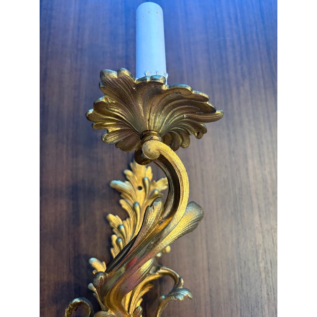 French Elegant 1950s Golden Wall Sconce For Sale - Image 4 of 6