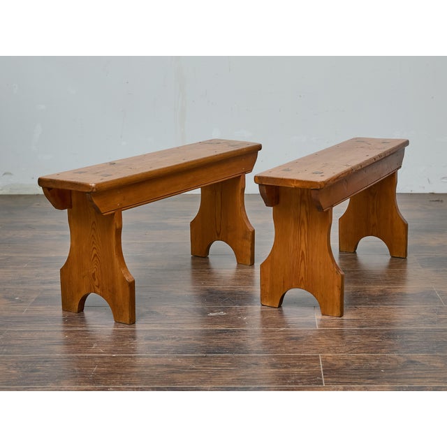 Early 20th Century Pair of Rustic American Pine Benches, Circa 1920 – Farmhouse Entryway Seating For Sale - Image 5 of 11