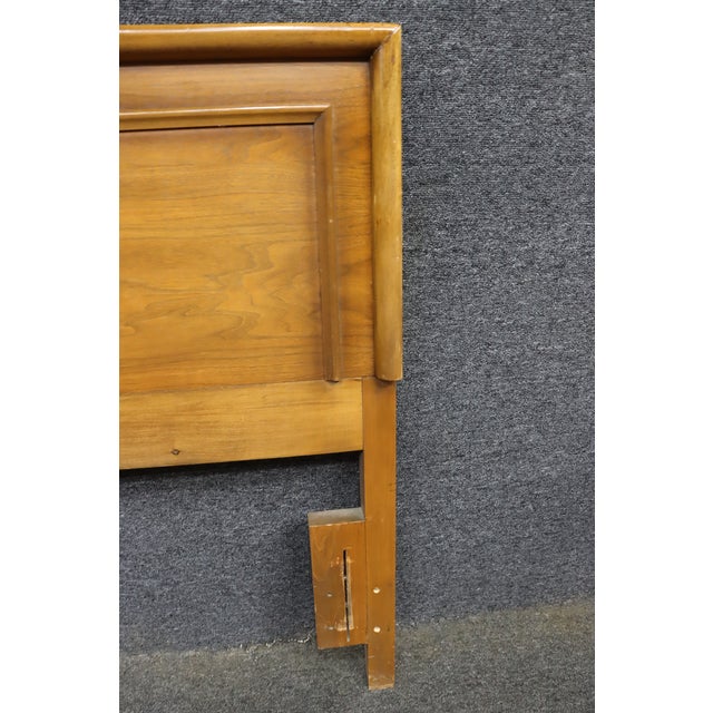 Mid-Century Modern Walnut Queen Headboard Attributed to Broyhill For Sale In Philadelphia - Image 6 of 8