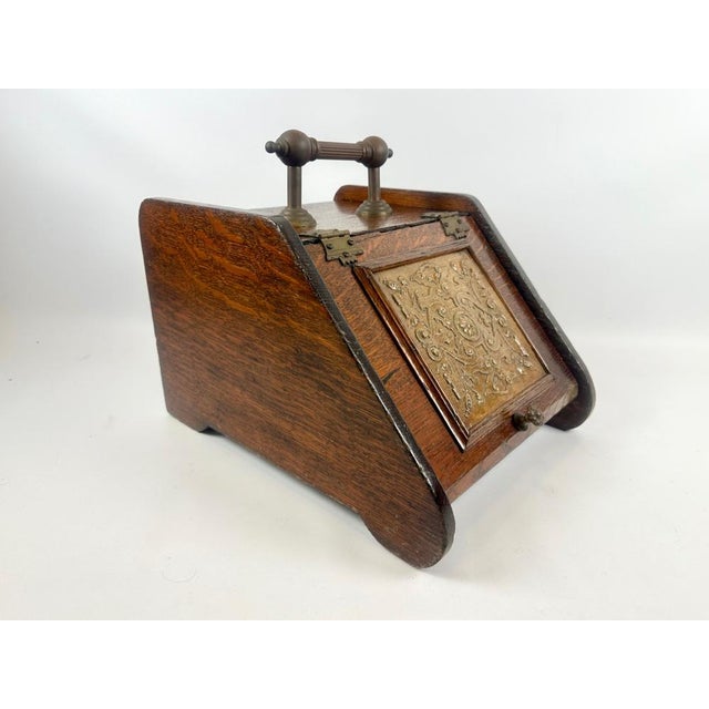 Antique Victorian Oak and Brass Coal Scuttle, 19th Century, in Very Good conditions. Designed before 1890