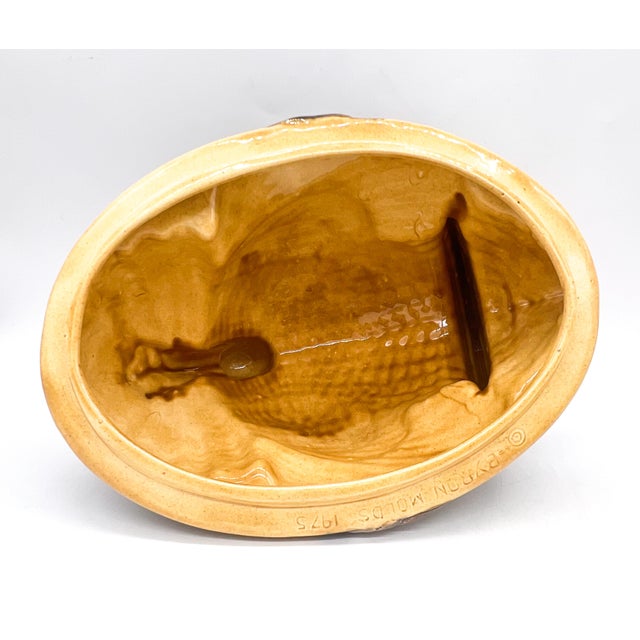 1970s 1975 Byron Molds Turkey Hobby Ceramic Covered Casserole Dish – Traditional / Thanksgiving Décor For Sale - Image 5 of 13