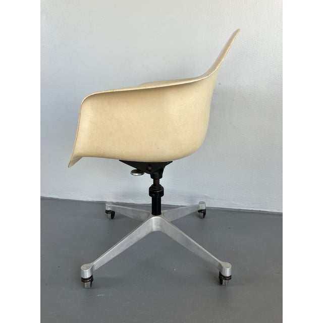 Mid 20th Century Early Eames for Herman Miller, Dat1 Fiberglass Rolling Armchair, Marked, Circa 1959-62 For Sale - Image 5 of 13