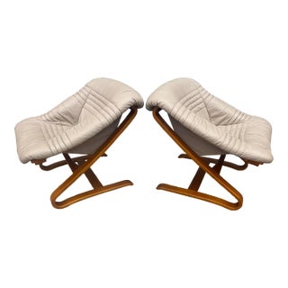 1990s Pair of Scandinavian Cantilevered Molded Teak Plywood Lounge Chairs For Sale