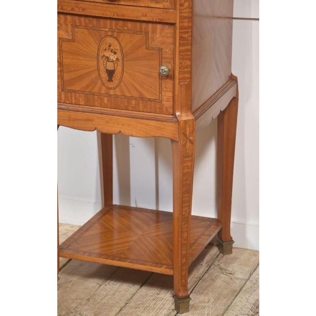 French Satinwood Bedside Tables, 1890s, Set of 2 For Sale - Image 3 of 12